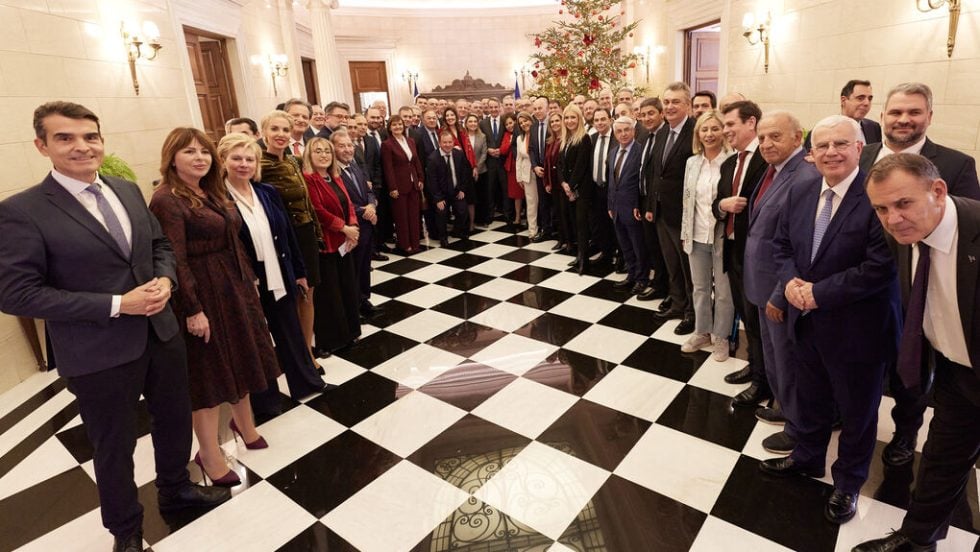 Πολιτικό «μασάζ» στους βουλευτές, σε εορταστικό πάντα κλίμα, στο Μαξίμου μετά την ψήφιση του προϋπολογισμού